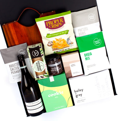 Wine and snack gift box for the entertainer